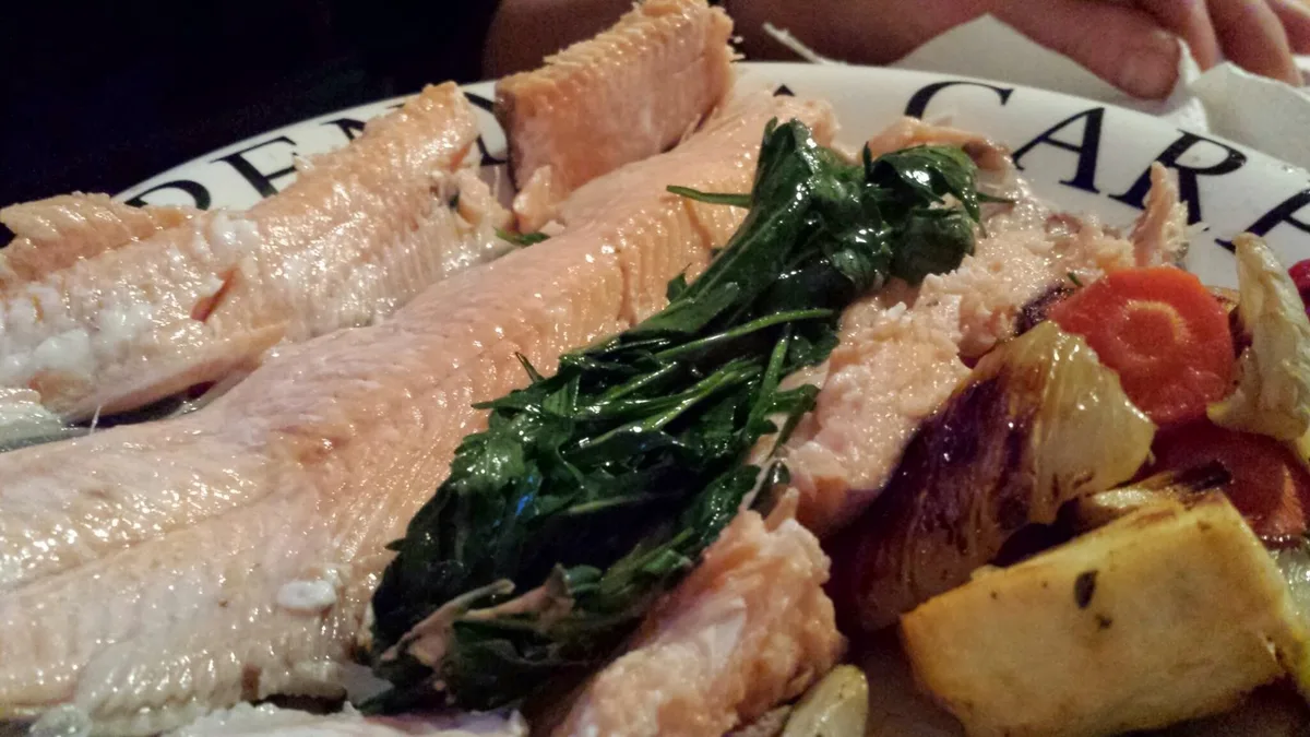 Forelle mit Rukola und Ofengemüse