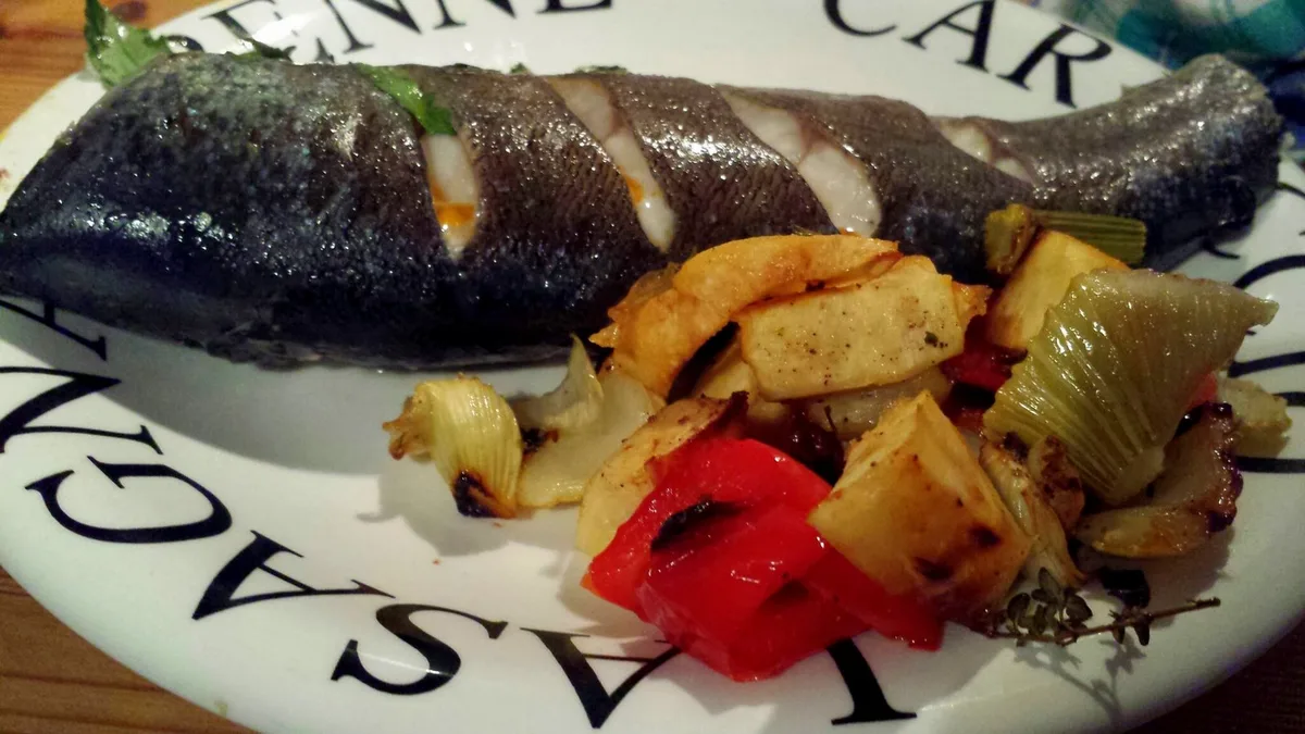 Forelle mit Rukola und Ofengemüse