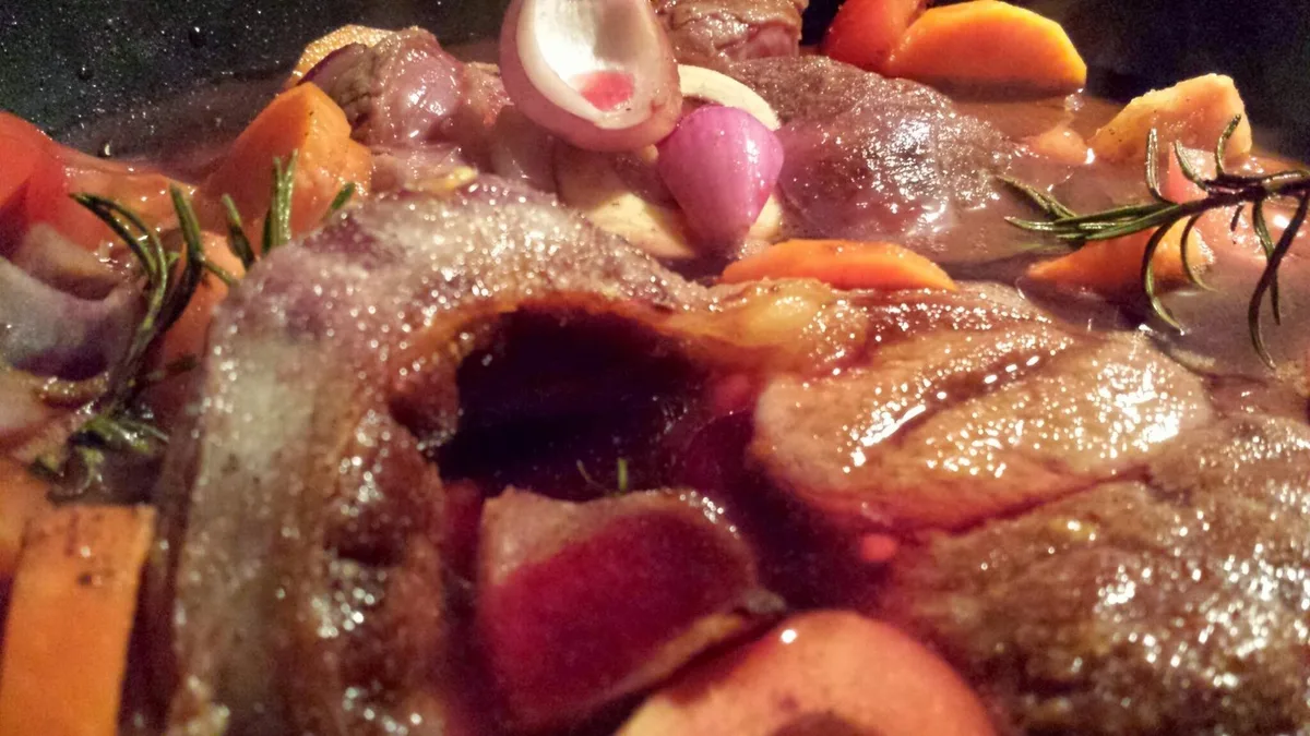 Fleisch und Gemüse schmoren im Rotwein