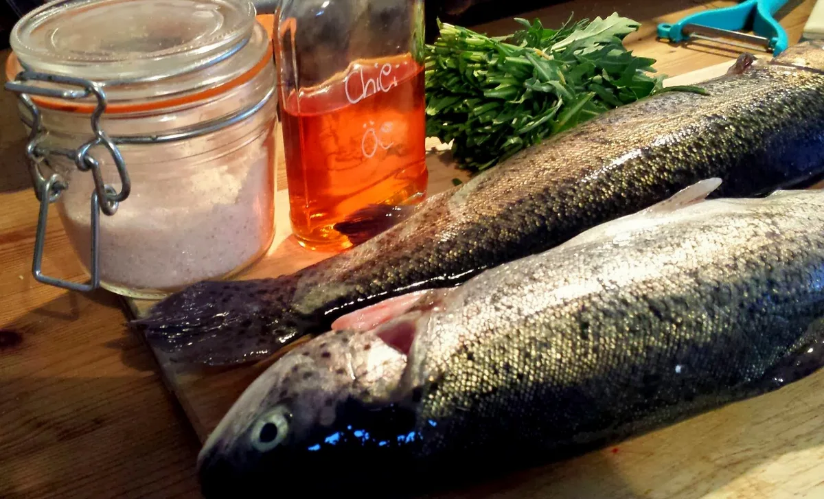 Die Zutaten für den Fisch: Forelle, Salz, Chiliöl, Rukola und Knoblauch