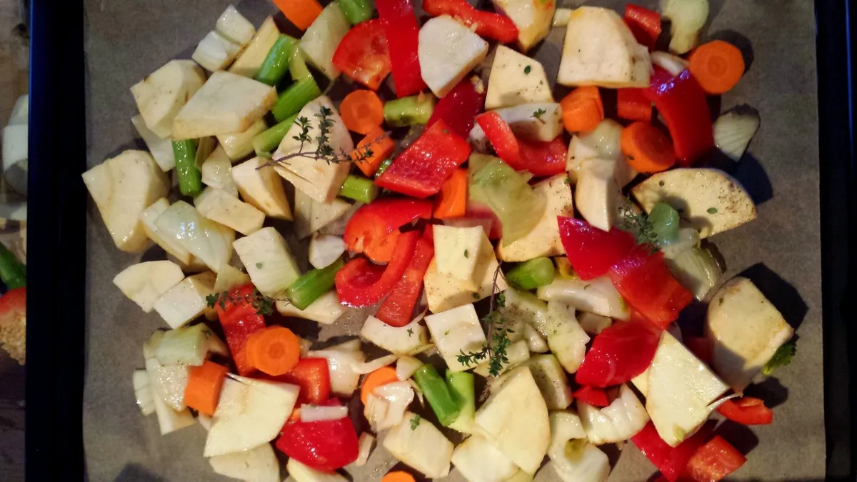 Gemüse auf dem Blech und dem Weg in den Ofen: Pastinake, Karotte, Paprika und Fenchel