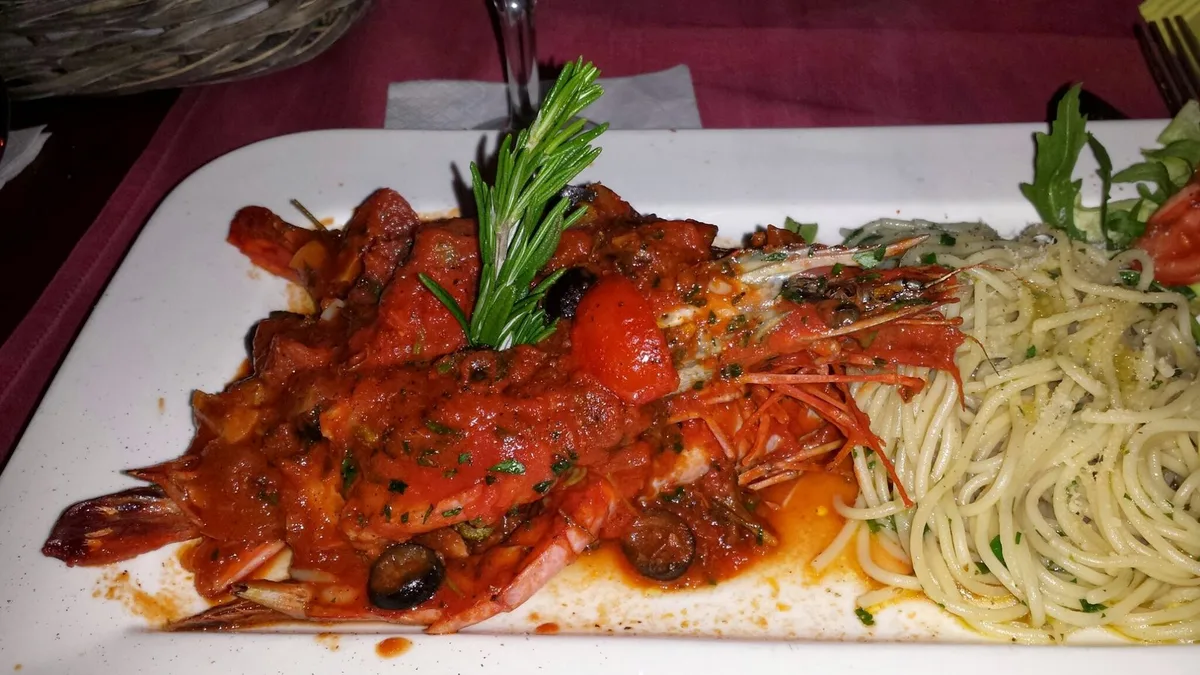 Meine Hauptspeise: Große Garnelen in Tomaten-Oliven-Soße mit Spaghetti aglio e olio. Sehr lecker!