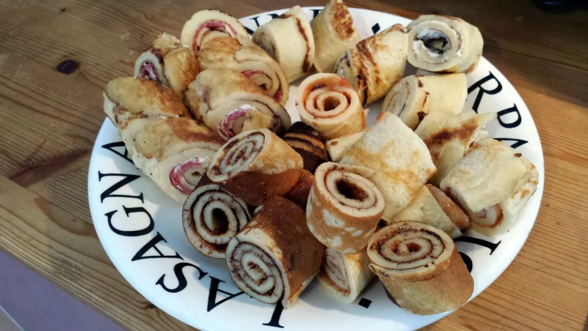 Gerollte und gefüllte Pfannkuchen