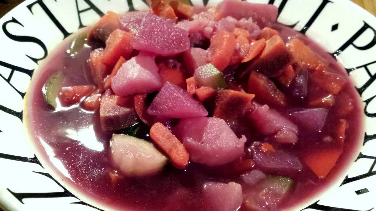 Violette Gemüsesuppe dank Urrübe