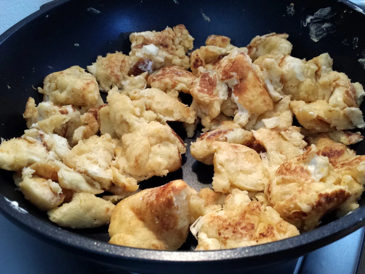 Der Kaiserschmarrn nimmt in der Pfanne Form an