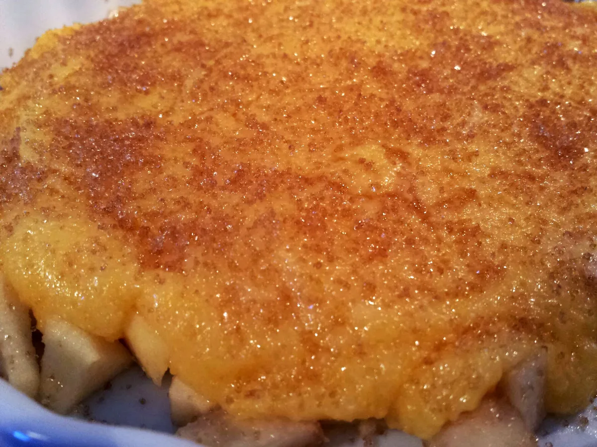Apfel- und Birnenschnitze mit Polenta bestrichen und braunen Zucker 