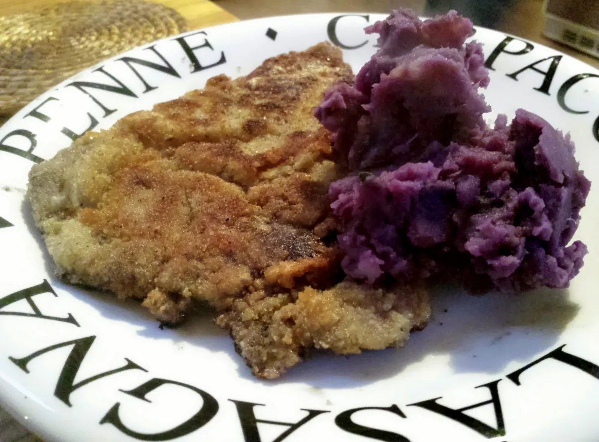 Panierte Rinderleber mit Lilabrei