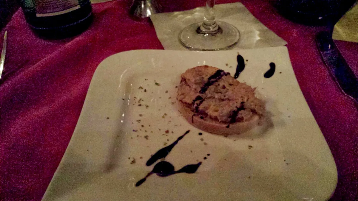 Bruscetta mit Thunfischcreme und Balsamico.