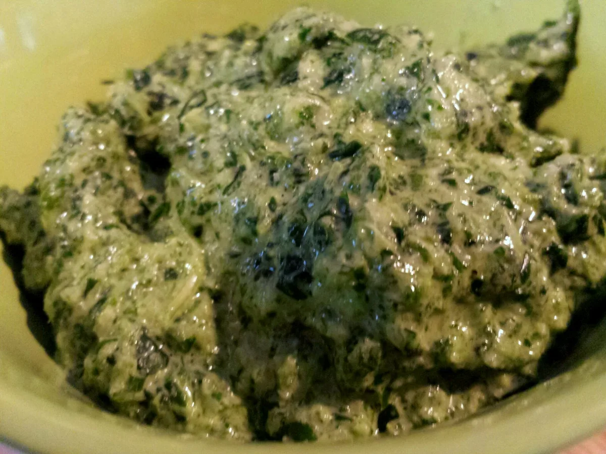 Das fertig Feldsalatpesto