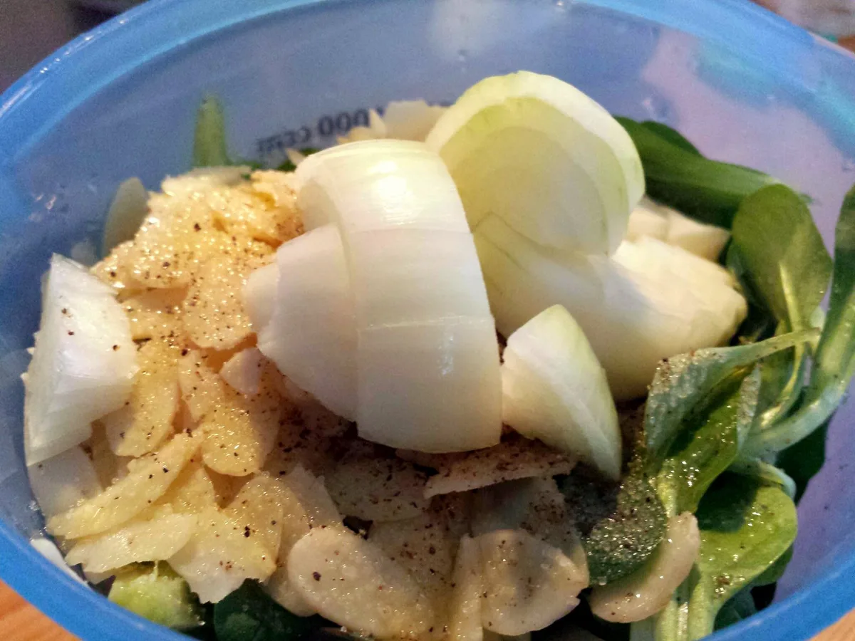 Feldsalat, Mandeln, Olivenöl, Zwiebeln, Salz, Pfeffer