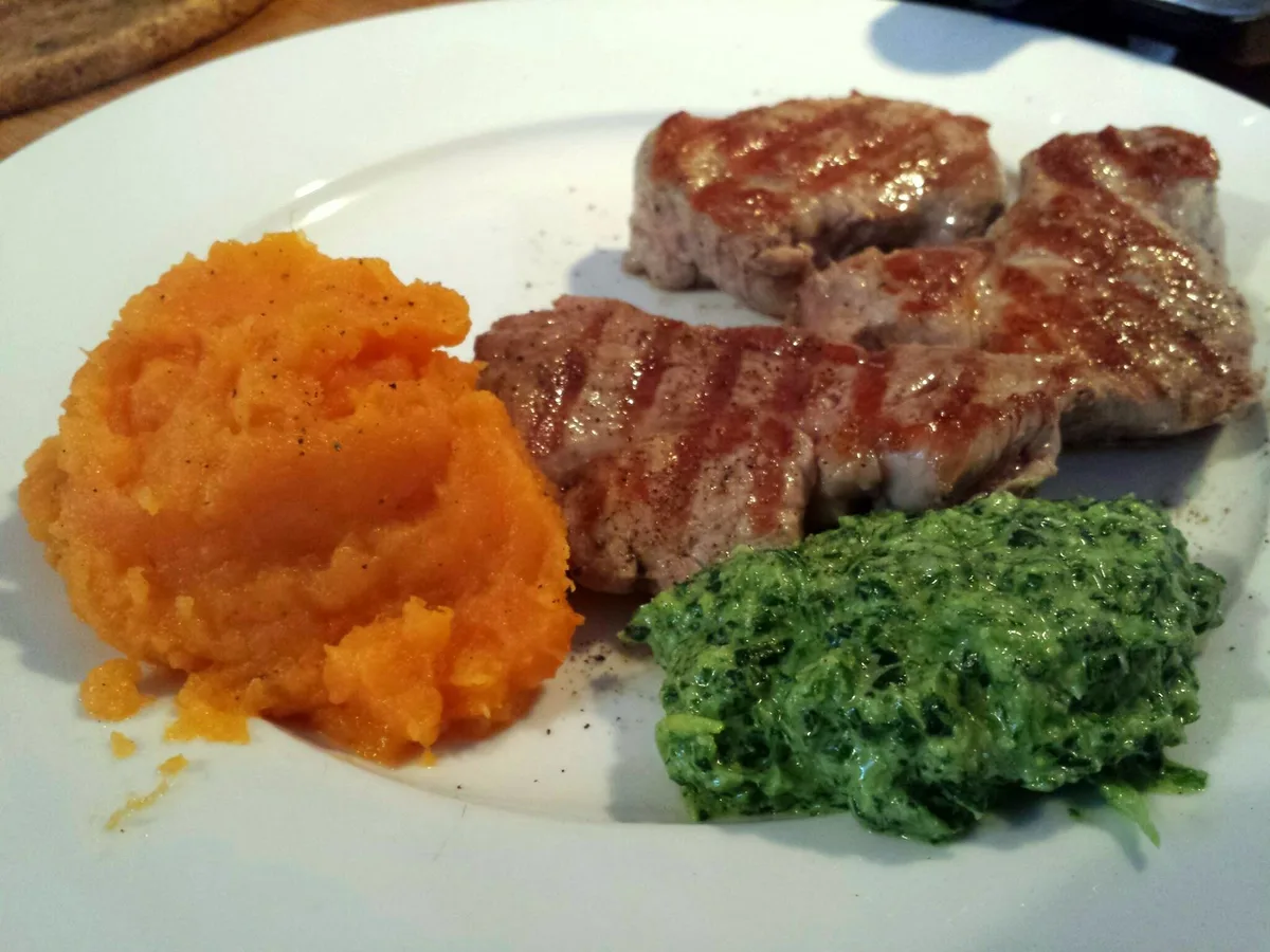 Schweinefilet mit Süßkartoffelbrei und Feldsalatpesto