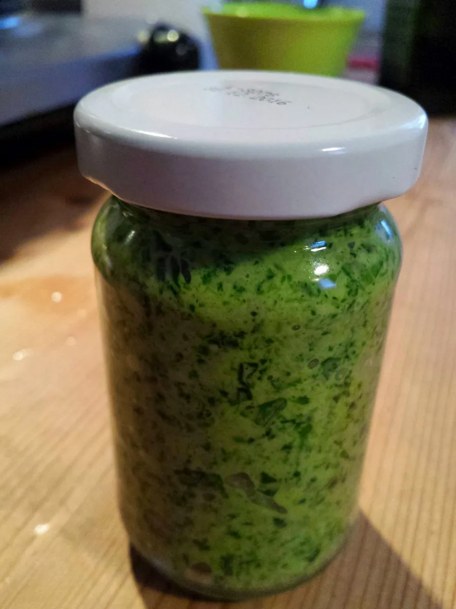 Feldsalatpesto im Glas