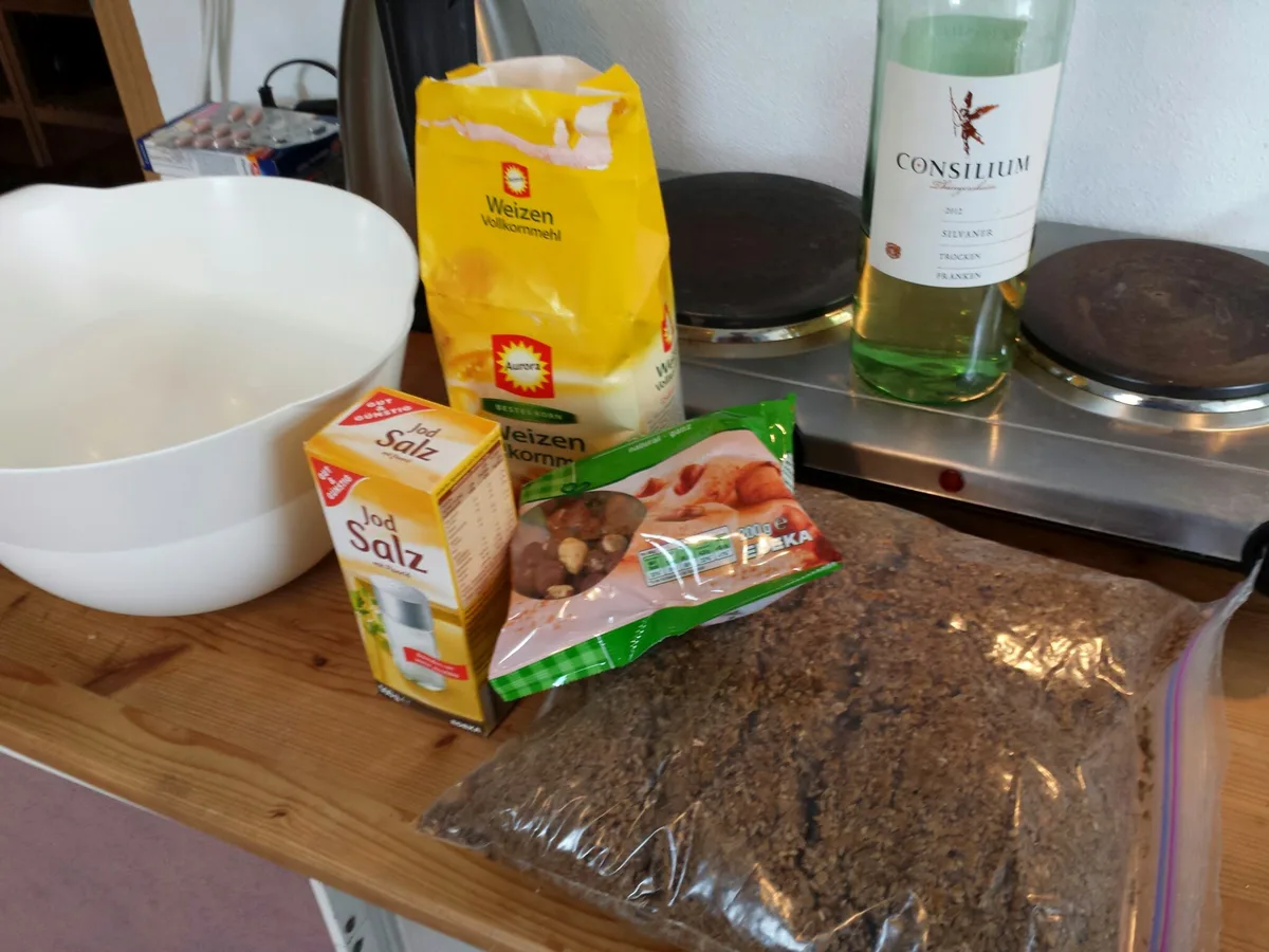 Zutaten für Treberbrot. Wasser, Trockenhefe und Kümmel sind nicht auf dem Bild.