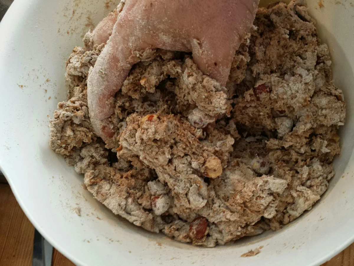 Die Muskeln spielen lassen - den Teig mit der Hand kneten.