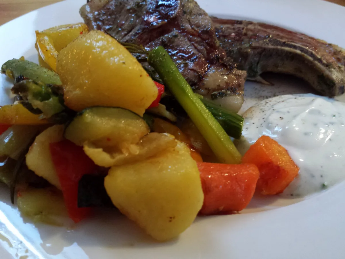 Lammkotelett mit Ofengemüse und Joghurtdipp