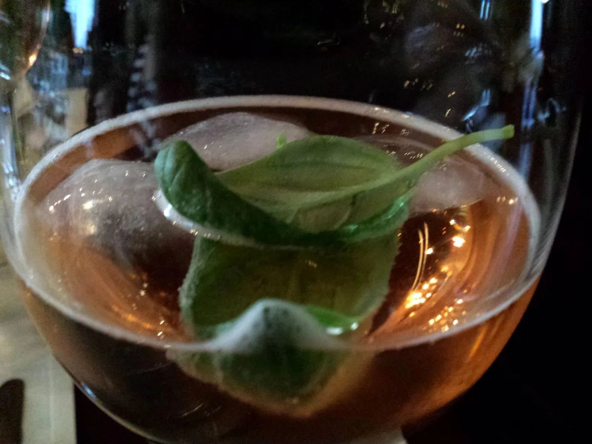 Ramazzotti Aperitivo Rosato mit Basilikum