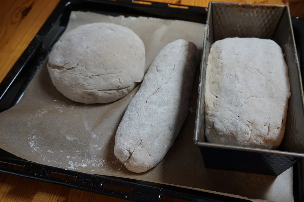 Nicht perfekt geformt warten sie Rohlinge, dass er Ofen aufgeheizt ist.