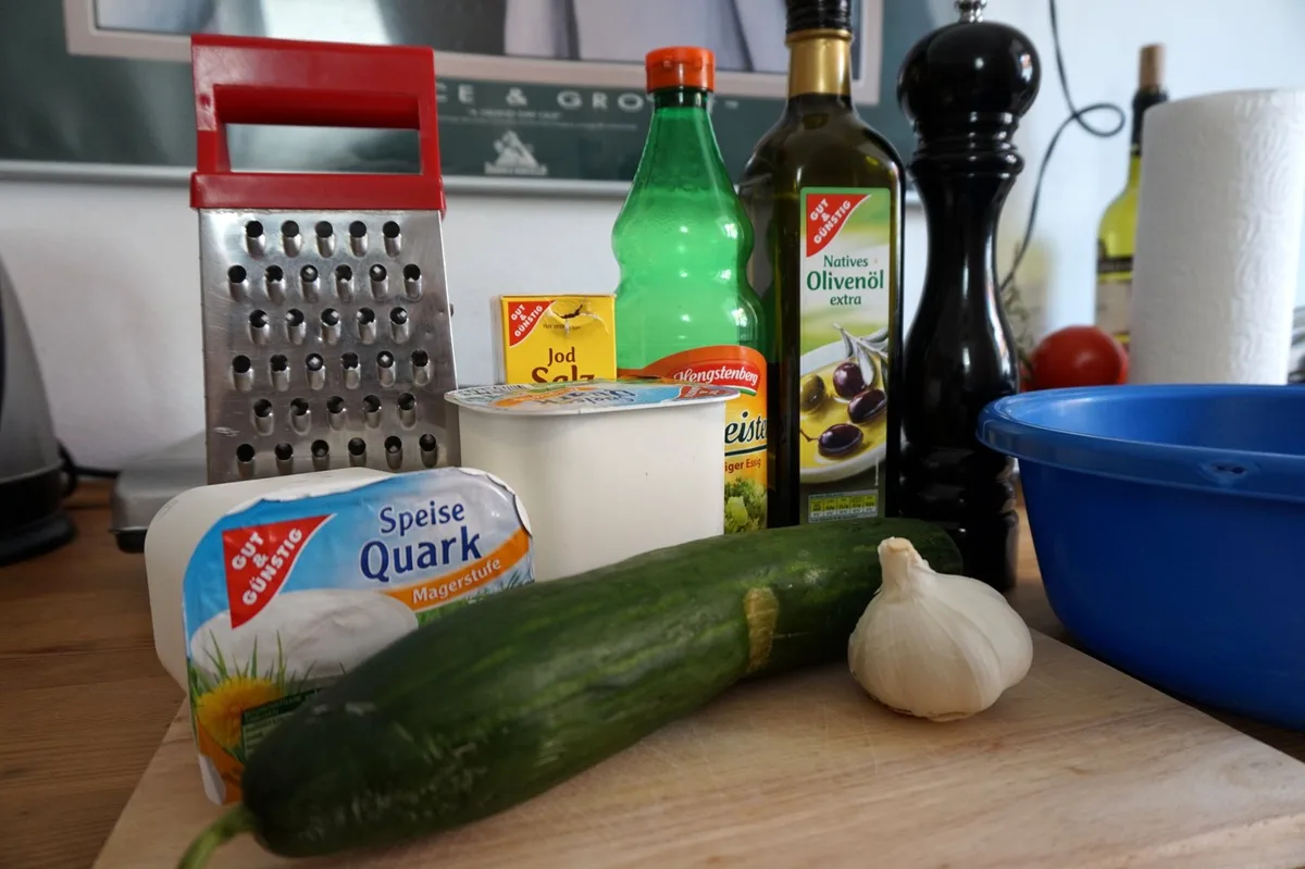 Zutaten für einen einfachen Tzatziki.