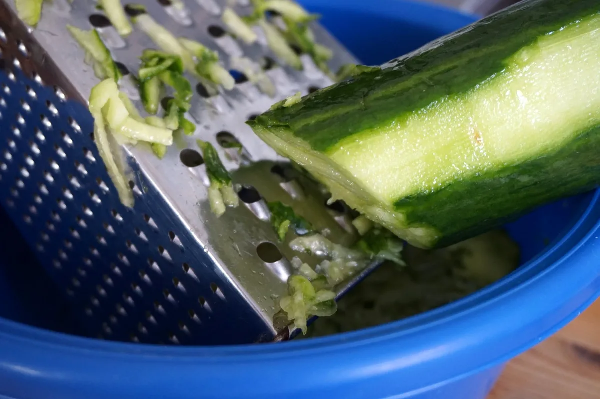 Gurke mit Schale grob reiben.