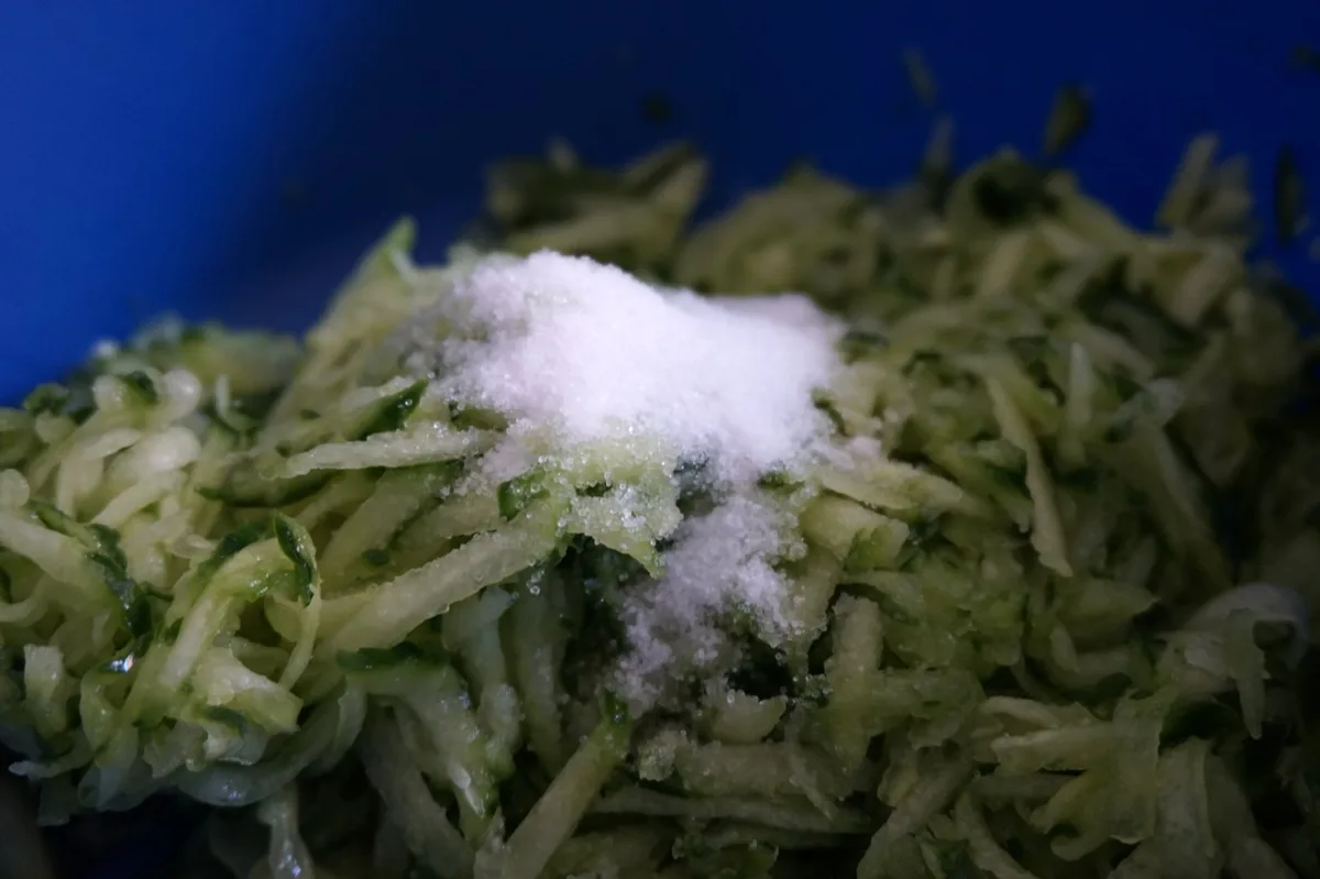 Ordentlich Salz auf die geriebenen Gurken.