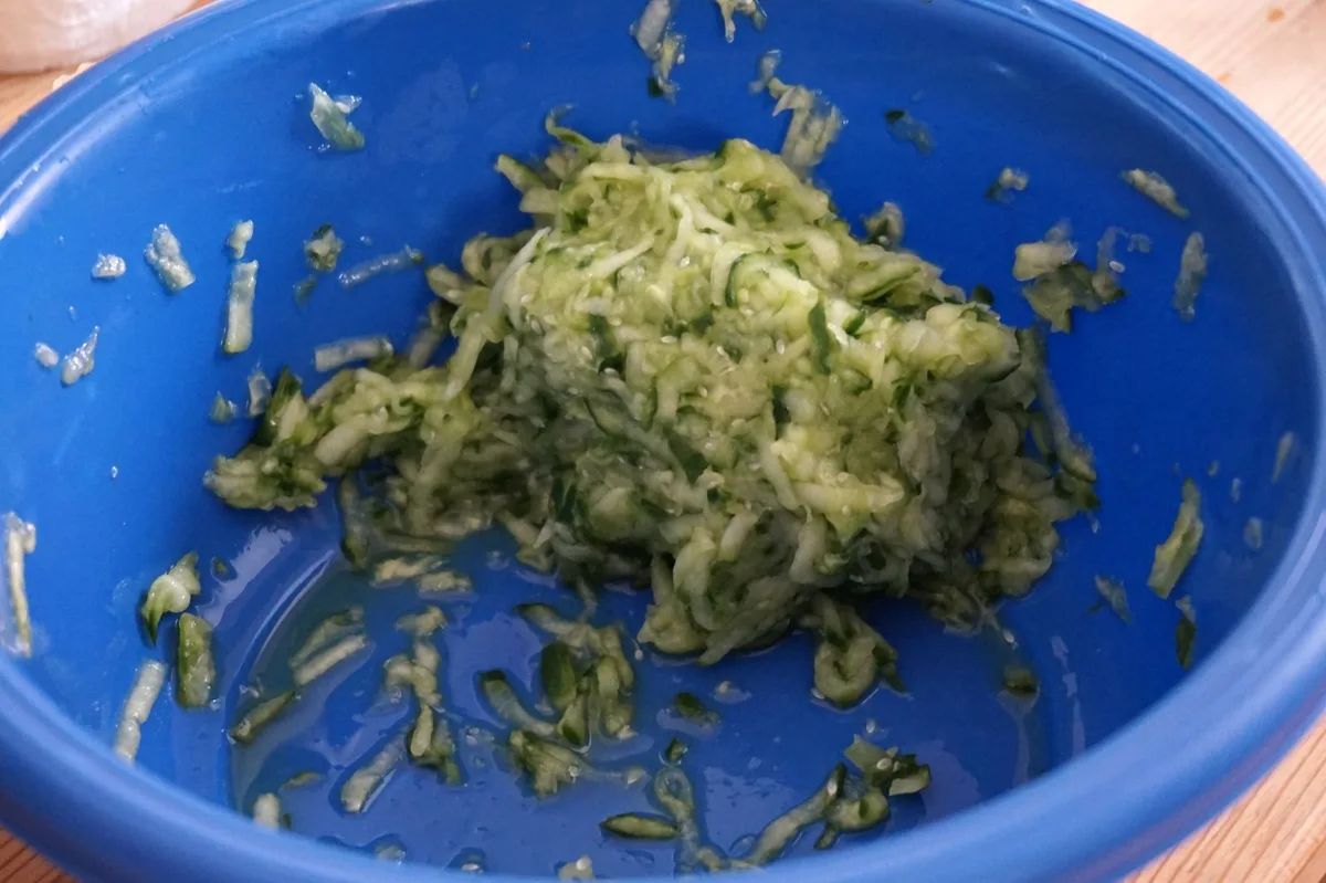 Die gesalzenen Gurken ausdrücken.