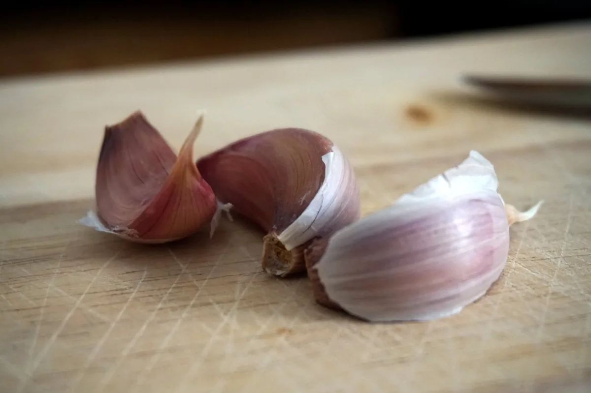 Drei Zehen Knoblauch.