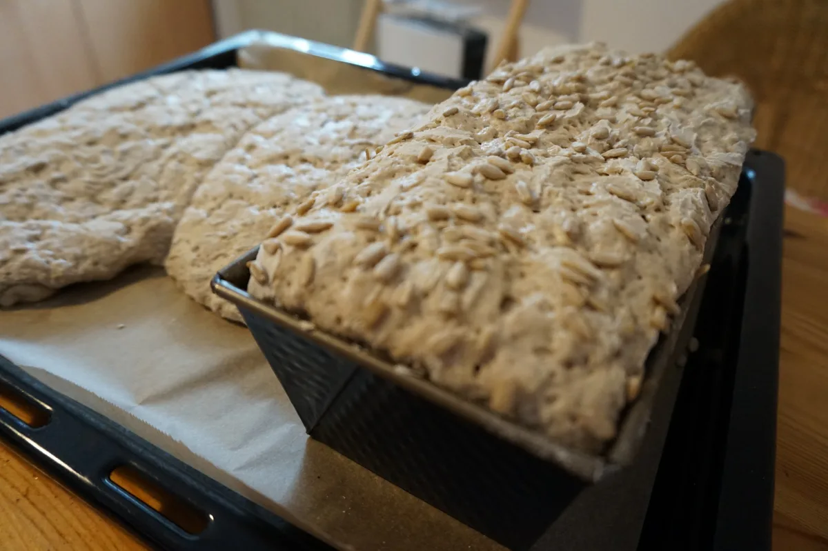 Blass, weich und mit Sonnnenblumenkernen bestreut.