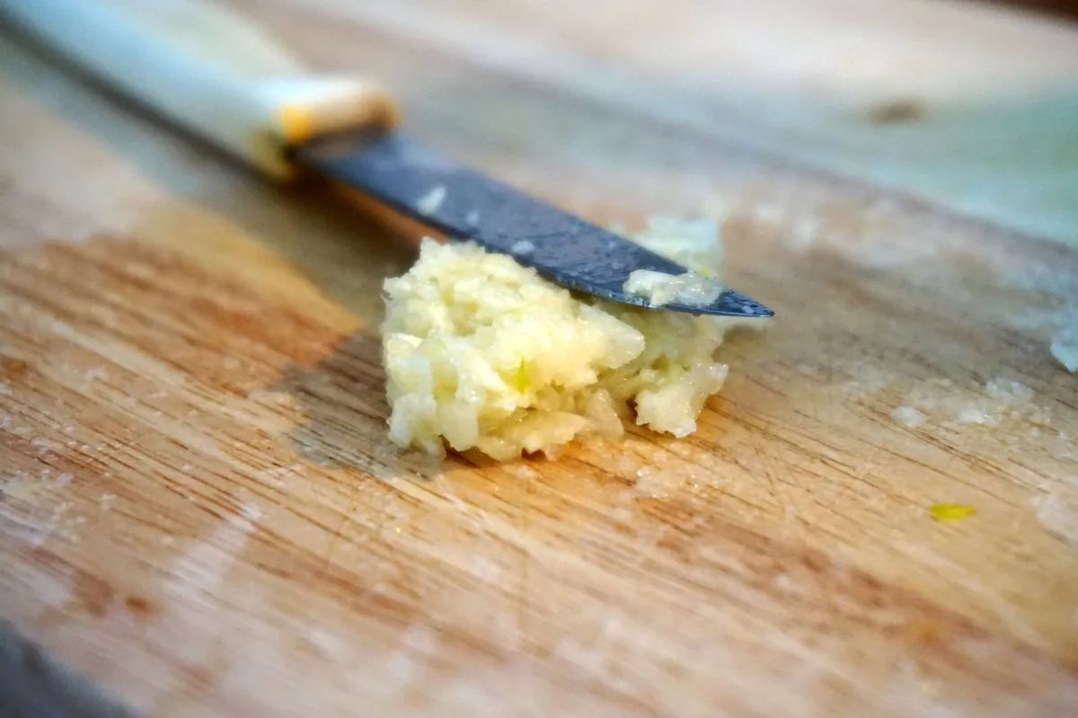 Zerriebener Knoblauch.