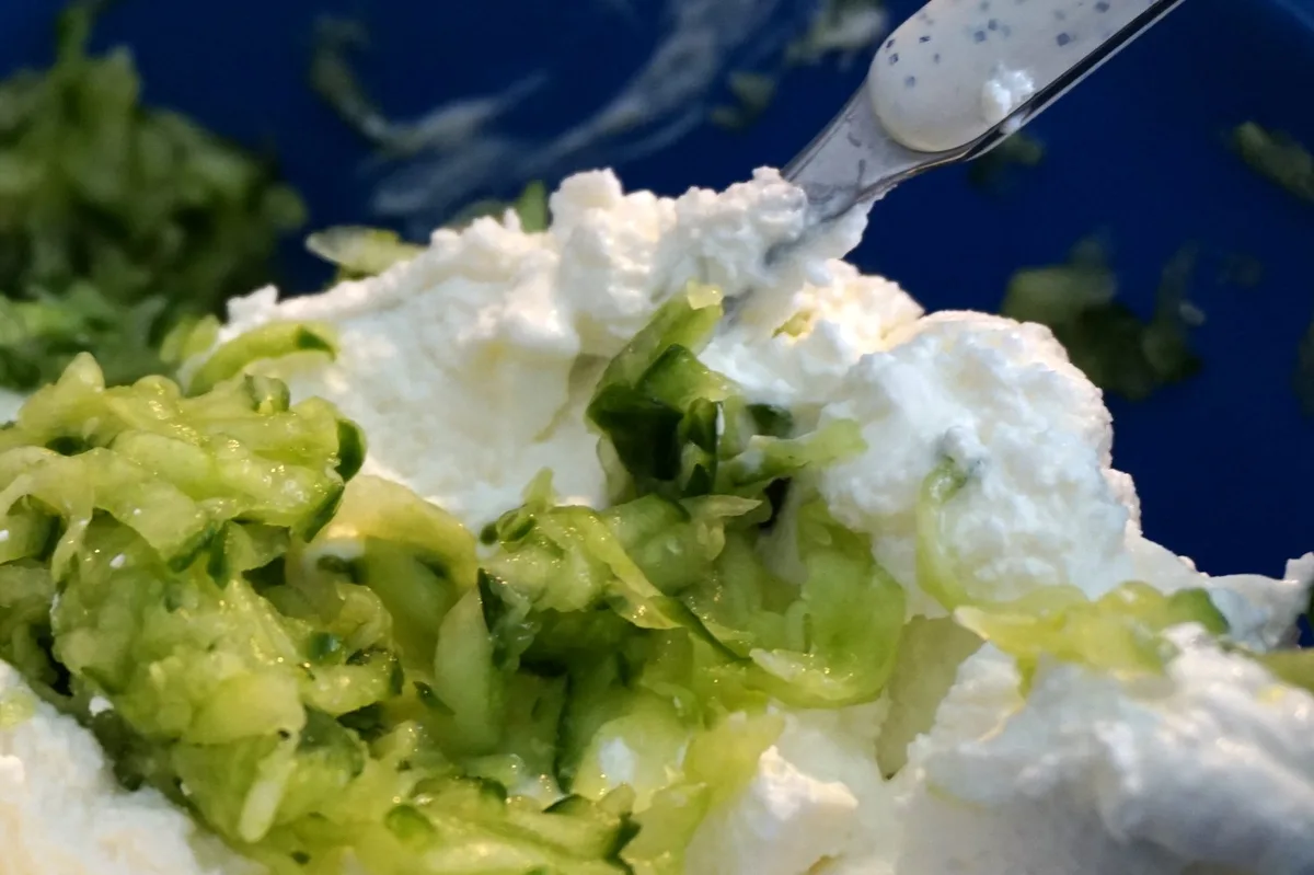 Quark zu den Gurken geben.