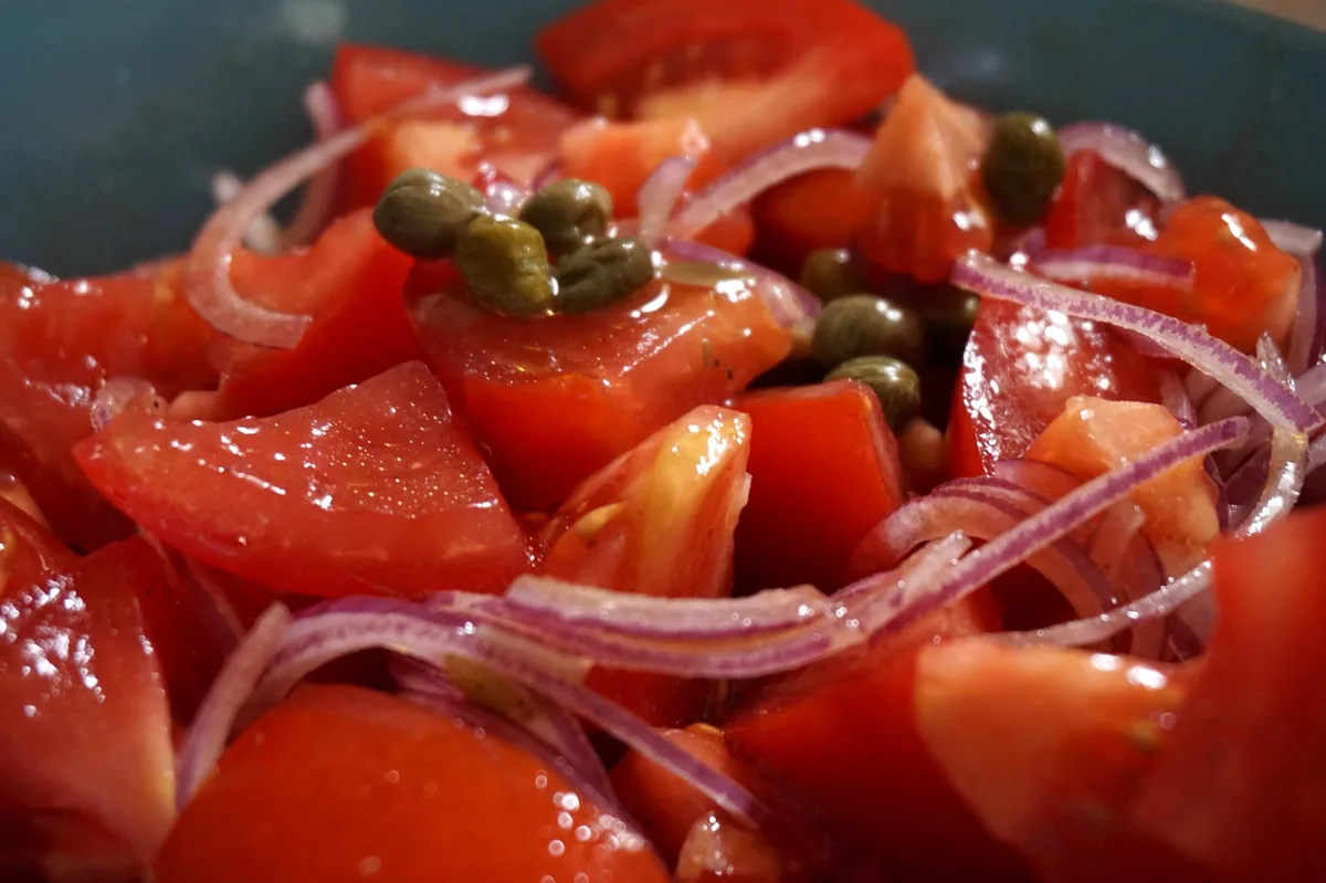 Tomatensalat mit Kapern und Zwiebeln