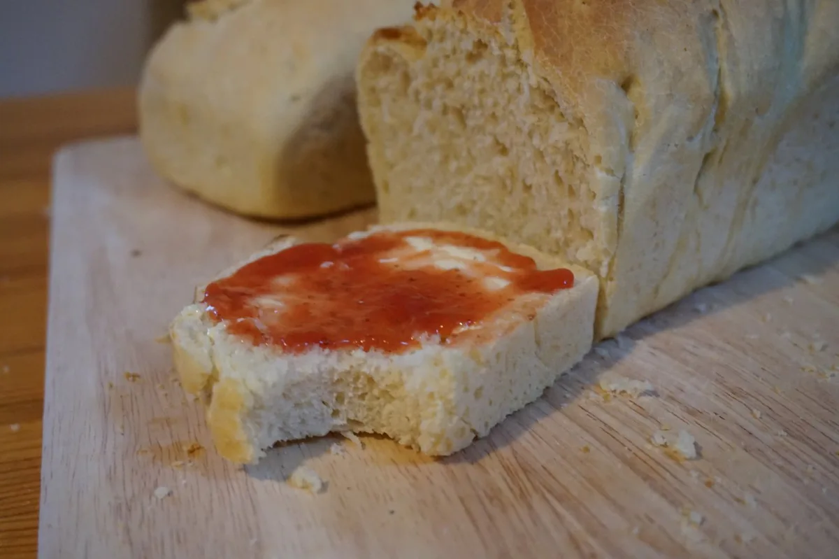 Frisches, noch leicht warmes Toastbrot mit selbstgemachter Erdbeer-Bananen-Marmelade.