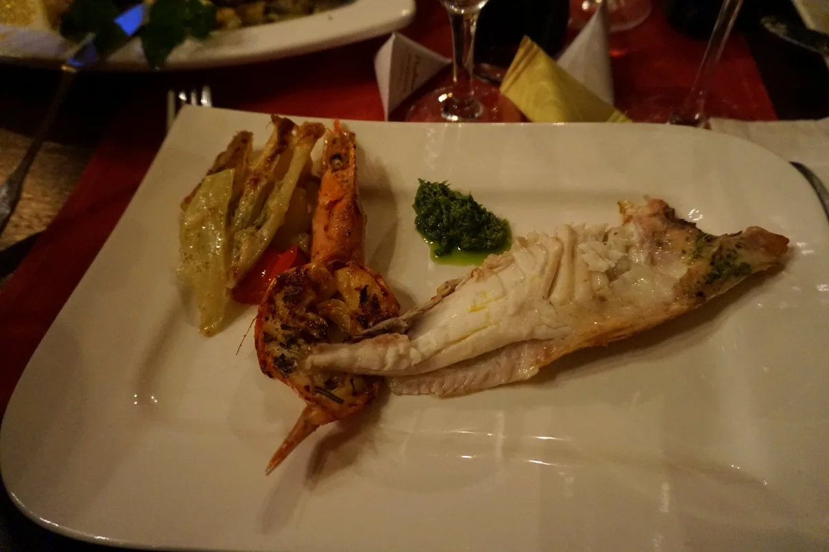 Der Fisch ist eine Dorade.