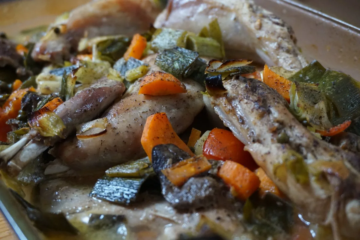 Kaninchen als Ganzes gekauft, zerlegt und mit Gemüse im Ofen gegart.