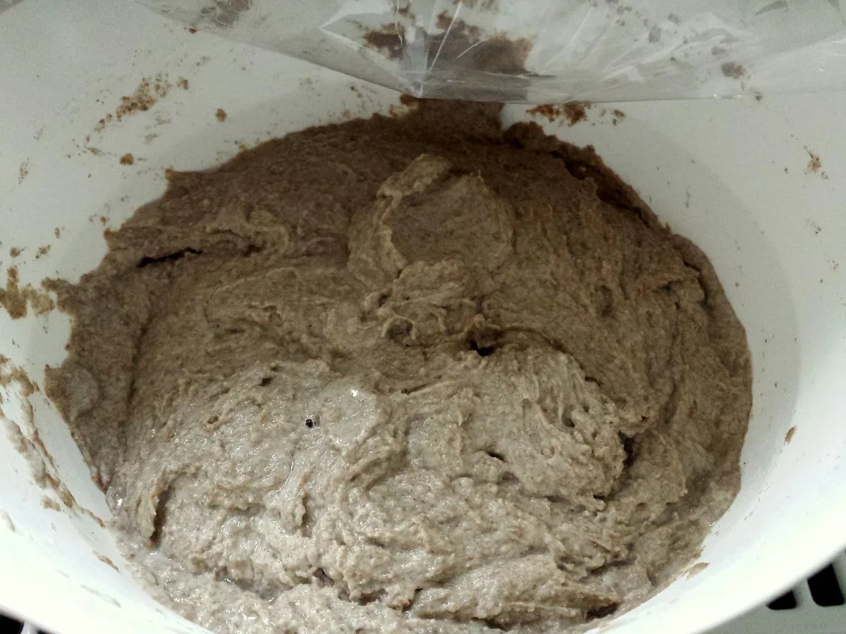 Ein bisschen krümelig: Sauerteig mit Roggenvollkornmehl angesetzt.