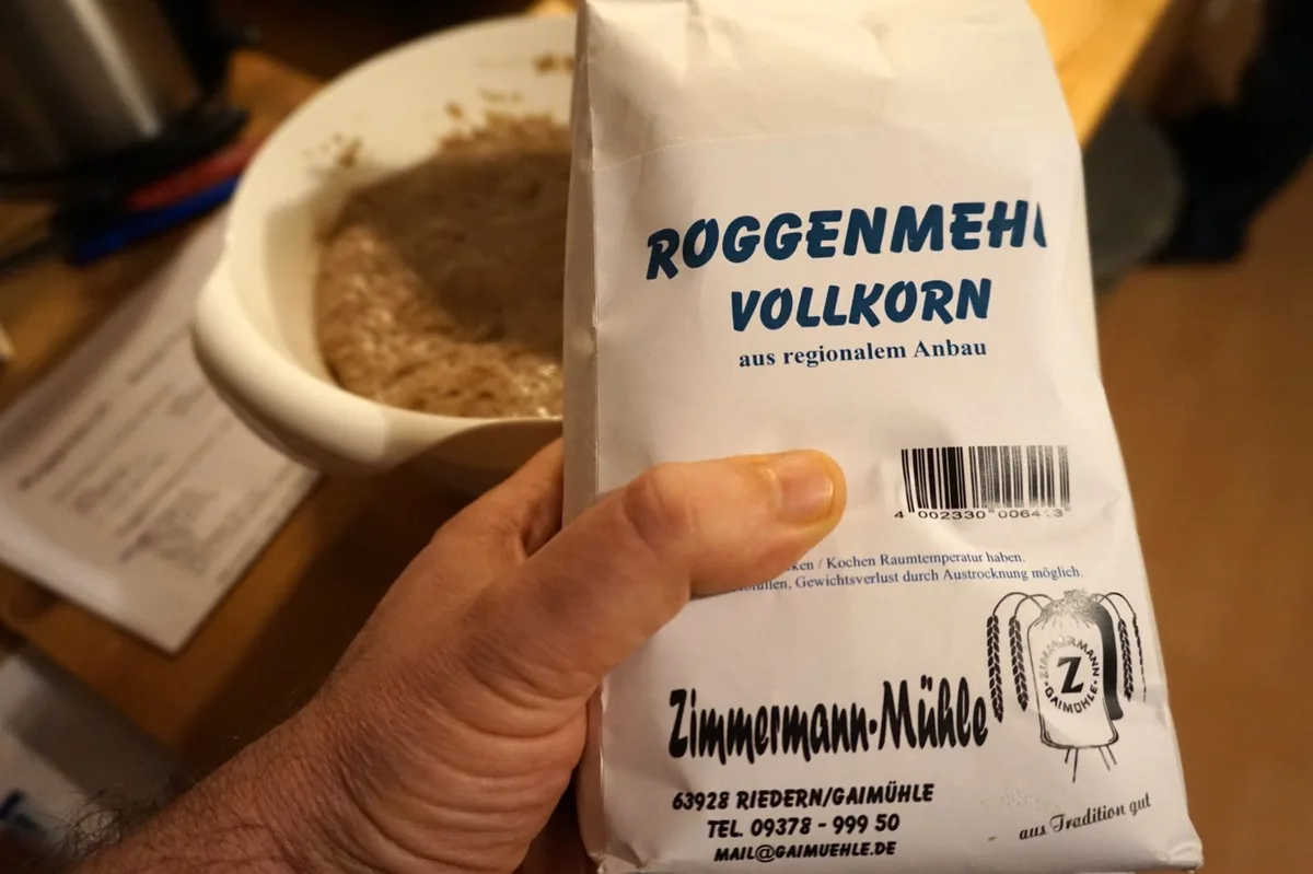 Mehl aus der Region. Ich mag auch, dass die Tüte oben mit einem dicken Faden zugenäht ist. ;-)
