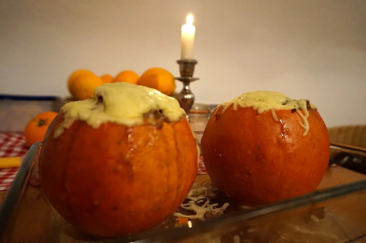 Frisch aus dem Ofen: Die gefüllten Hokkaido-Kürbisse mit Käse überbacken.