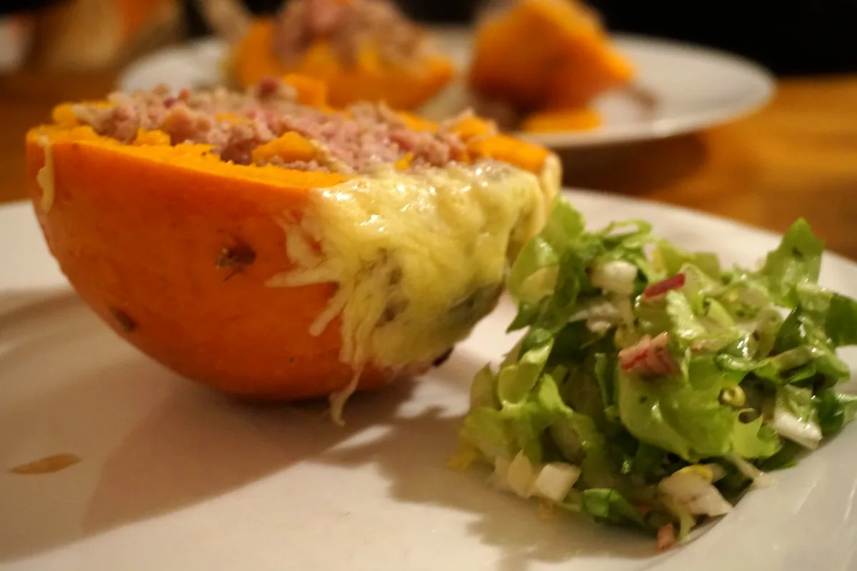 Passt gut zum gefüllten Kürbis: Endivien-Salat!