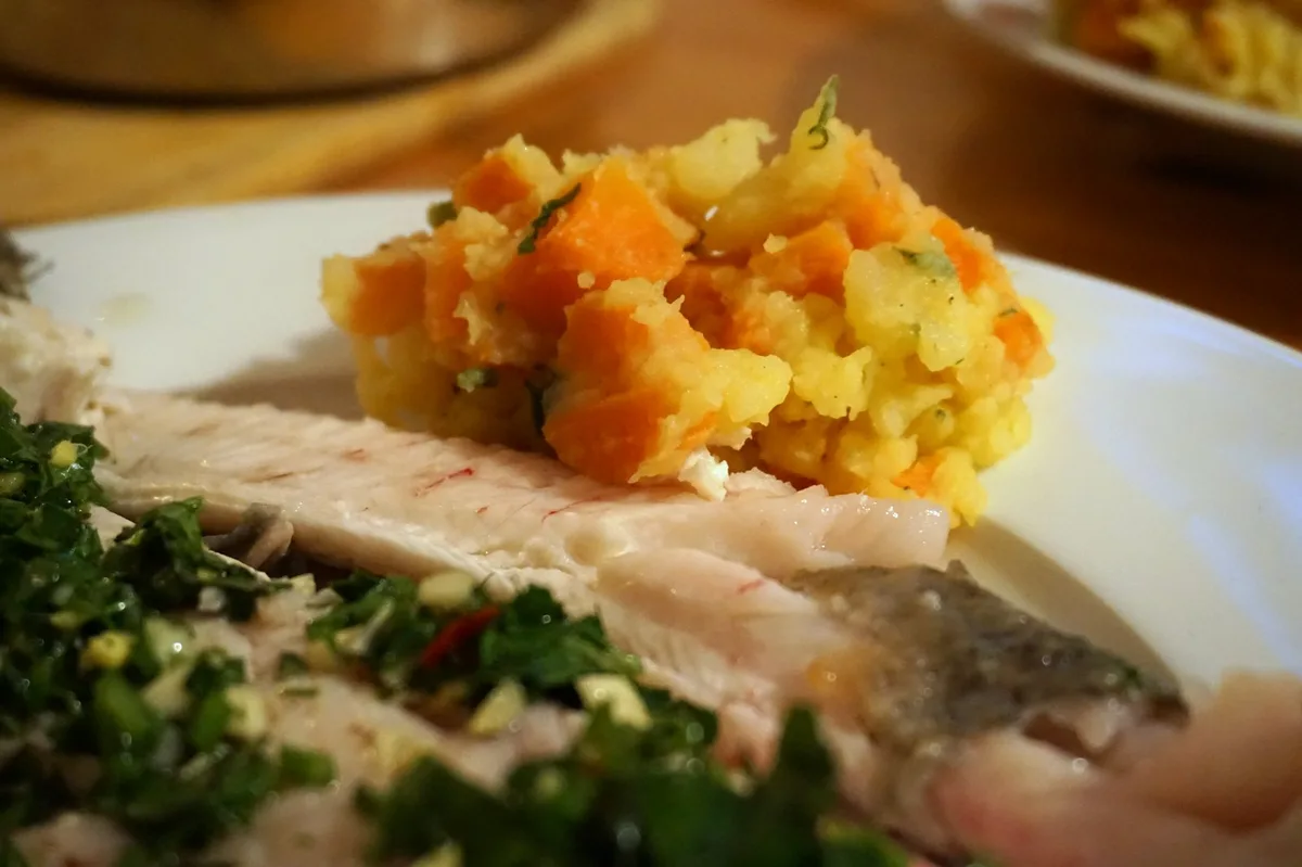 Gebratene Forelle mit Kräuter-Knoblauch-Ingwer-Füllung, dazu Kartoffel-Gelbe-Rüben-Stampf