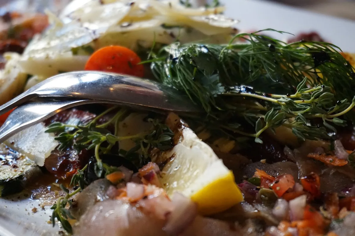 Vorspeise: Verschiedene Fisch-Carpaccios mit Gemüse