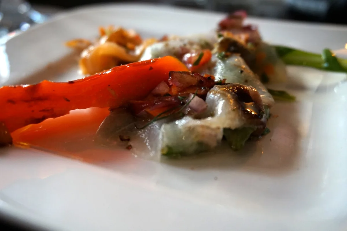 Vorspeise: Verschiedene Fisch-Carpaccios mit Gemüse