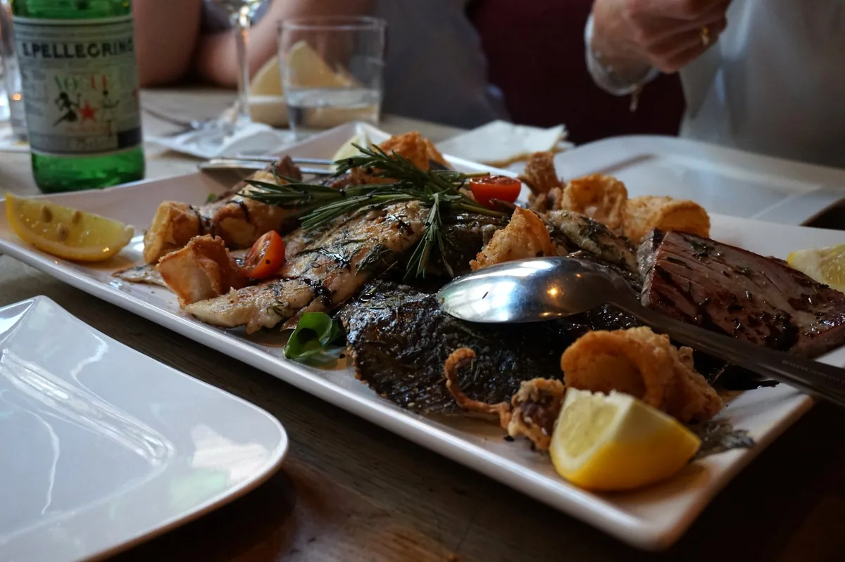 Hauptgang: Thunfisch, Steinbutt, Dorade und Tintenfisch