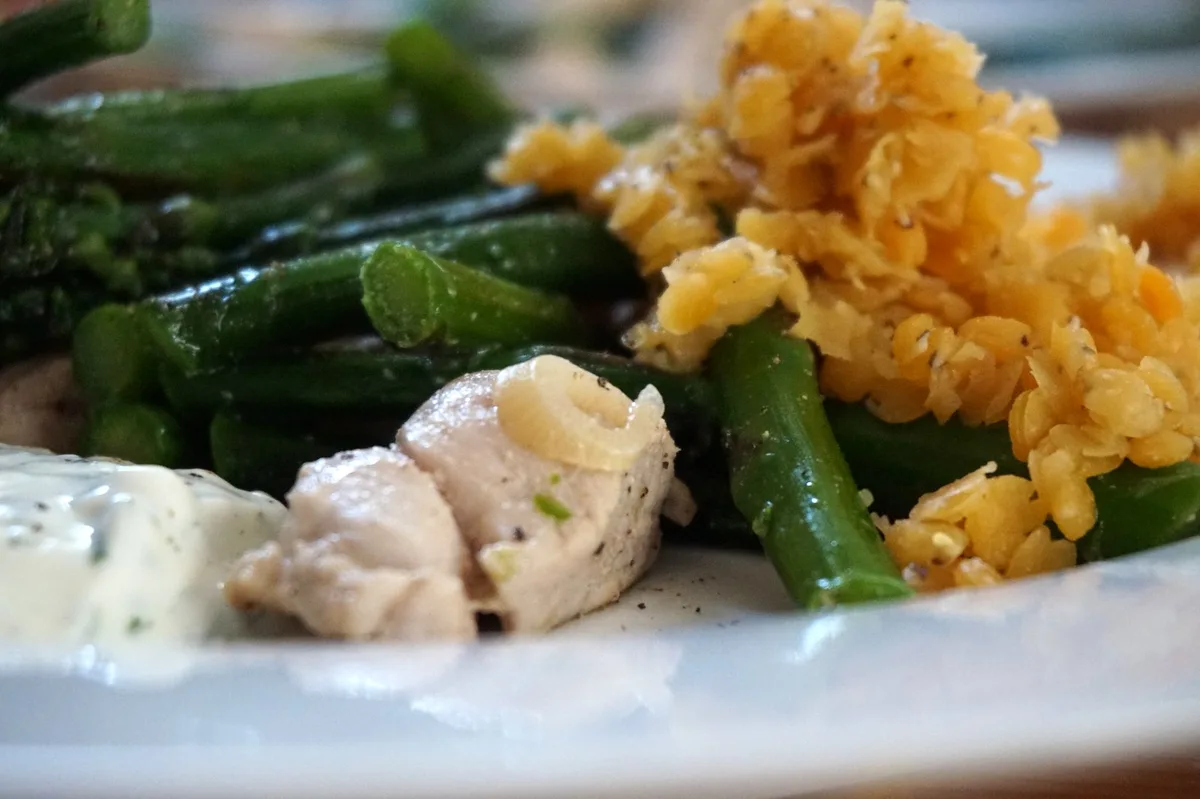 Geschnetzeltes mit grünem Spargel, roten Linsen und Koriander-Dip