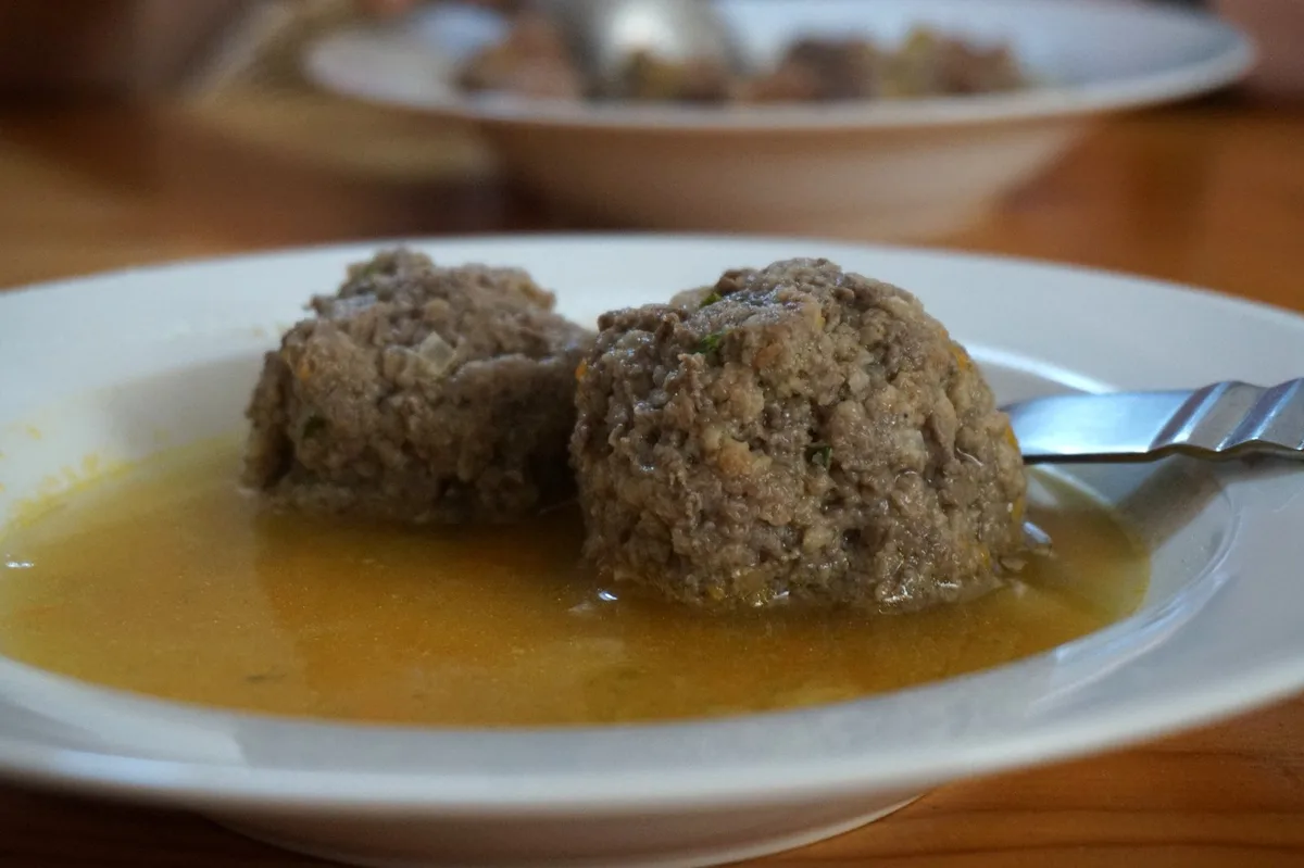 Leberklößchen in einer Gemüsesuppe
