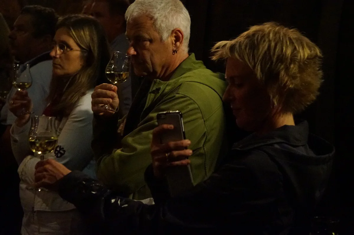 Yushka guggt, Werner riecht, Noemi knipst.