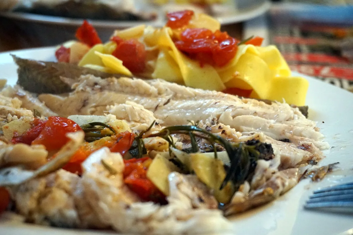 Forelle mal anders - gegart in Weißwein mit Tomaten, Knoblauch, Ingwer, Salbei und Rosmarin.