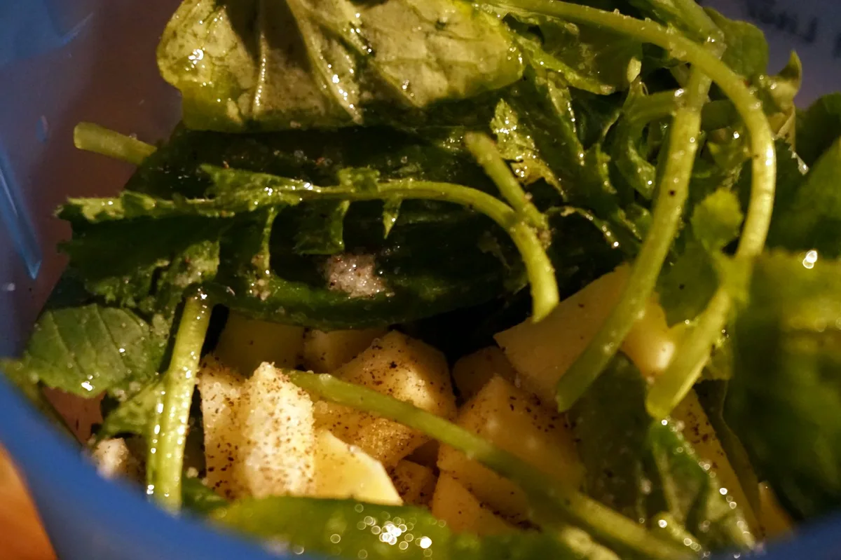 Die Blätter mit Bergkäse, Öl, Salz und Pfeffer.