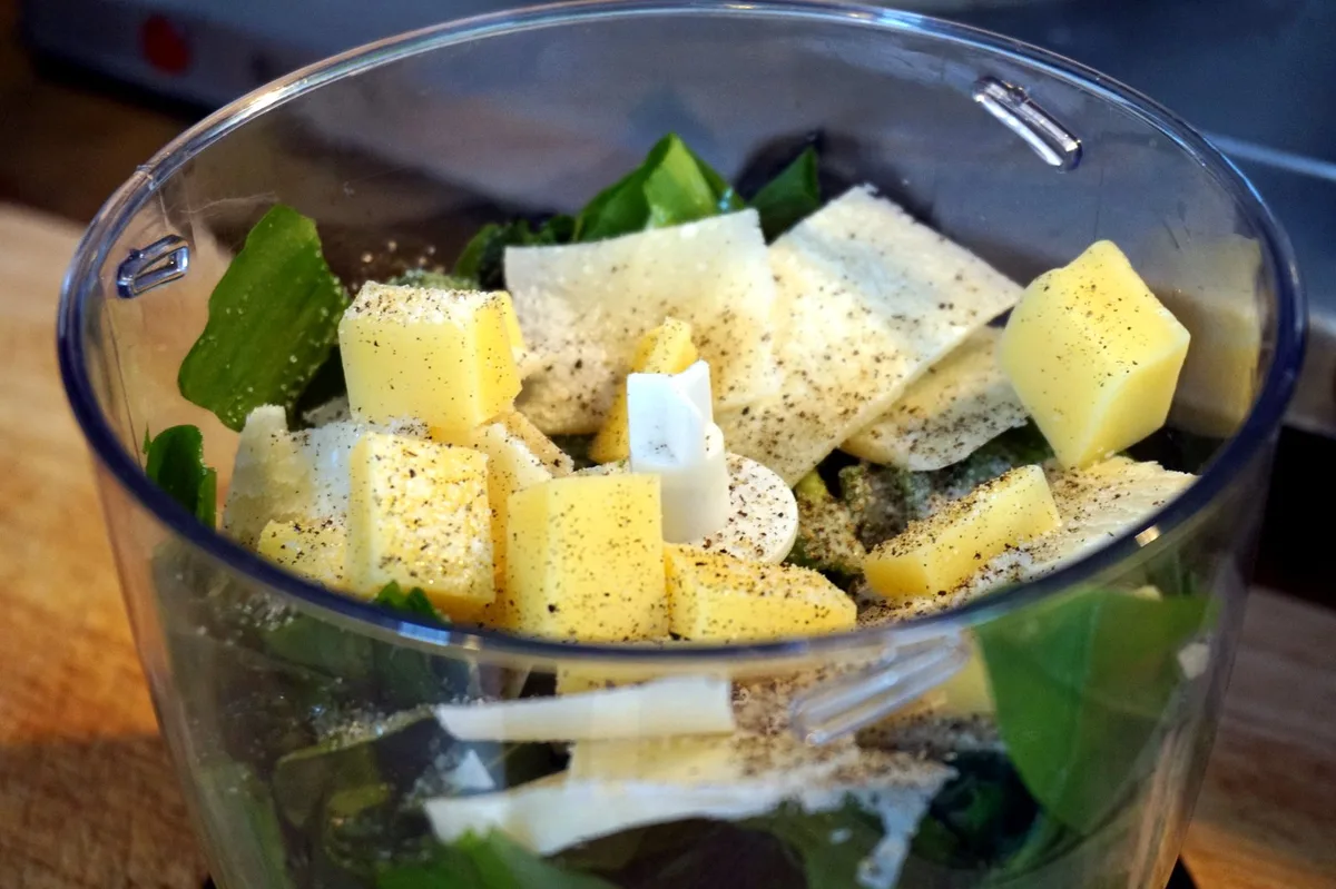 Bärlauchpesto: Bärlauch, Käse und Gewürze - nur die Mandeln fehlen noch.