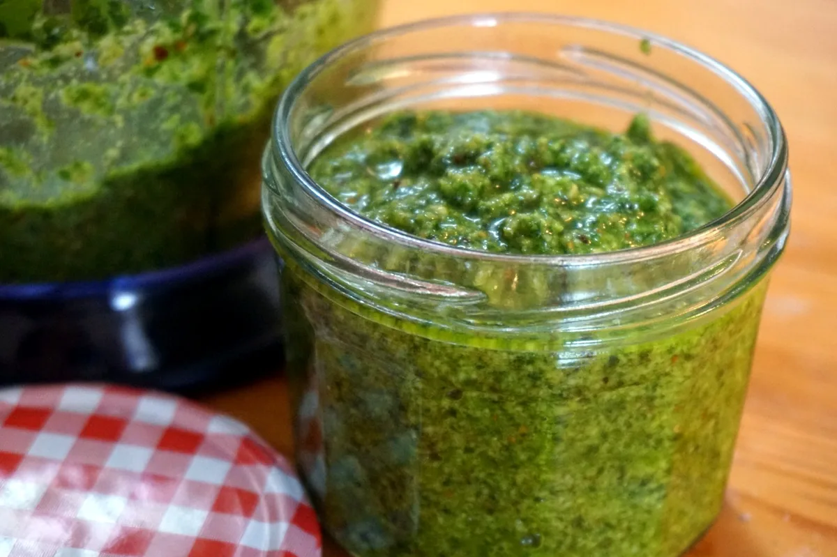 Pesto aus Bärlauch, Mandeln und Parmsan im Glas
