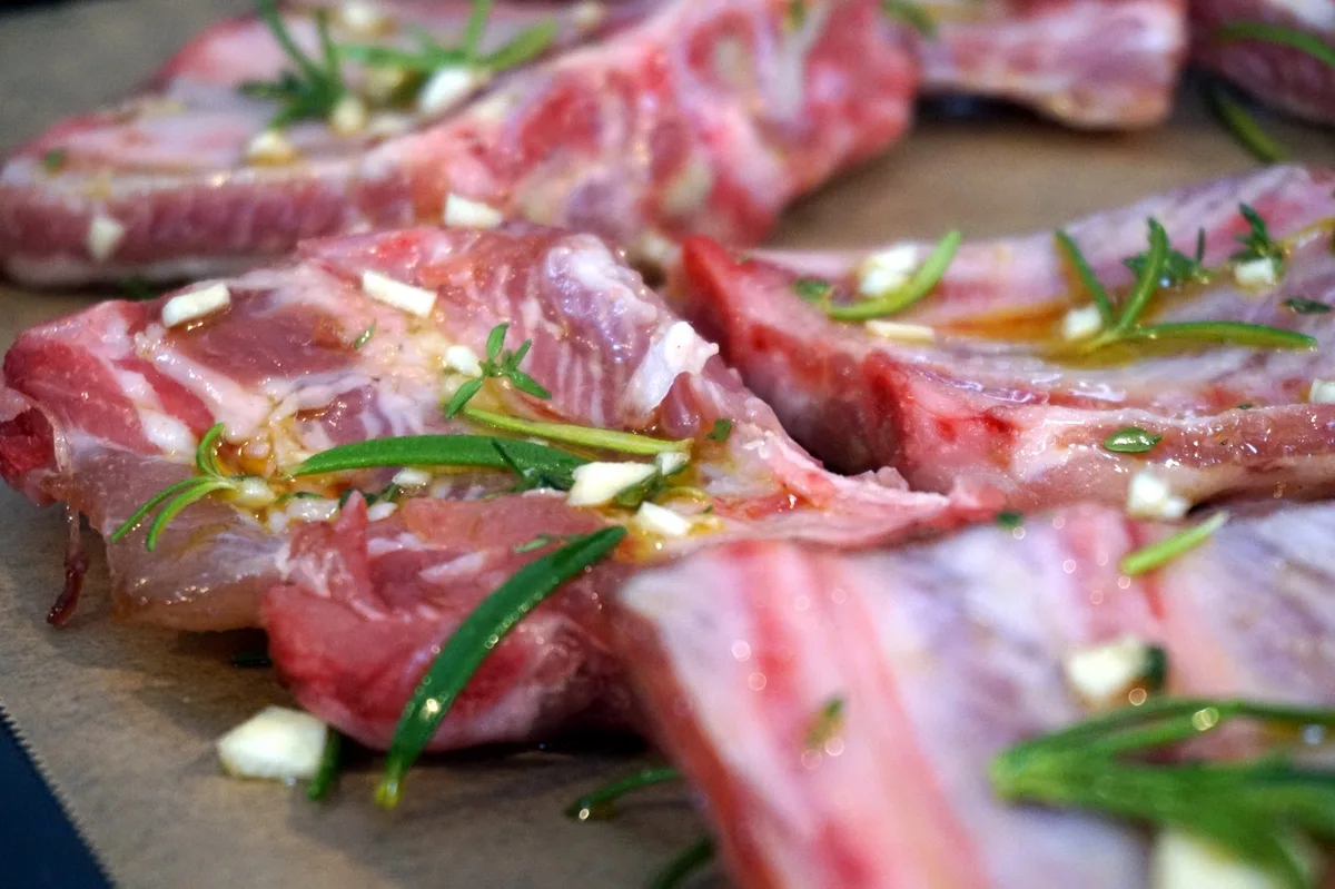 Leiterli Rezept: Mit Öl, Knoblauch und Kräutern marinierte Leiterli.