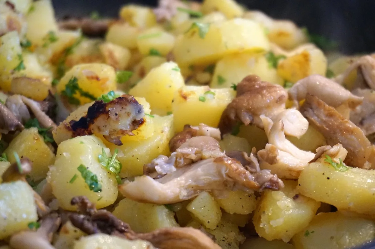 Bratkartoffeln mit Austernpilzen.